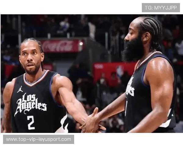 伦纳德强势盖帽并反击得手，快船在主场拿胜